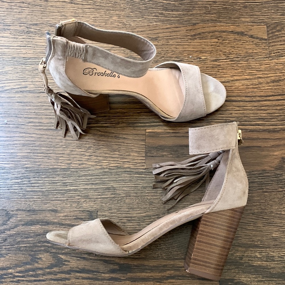 Breckelle’s tan wedge shoes